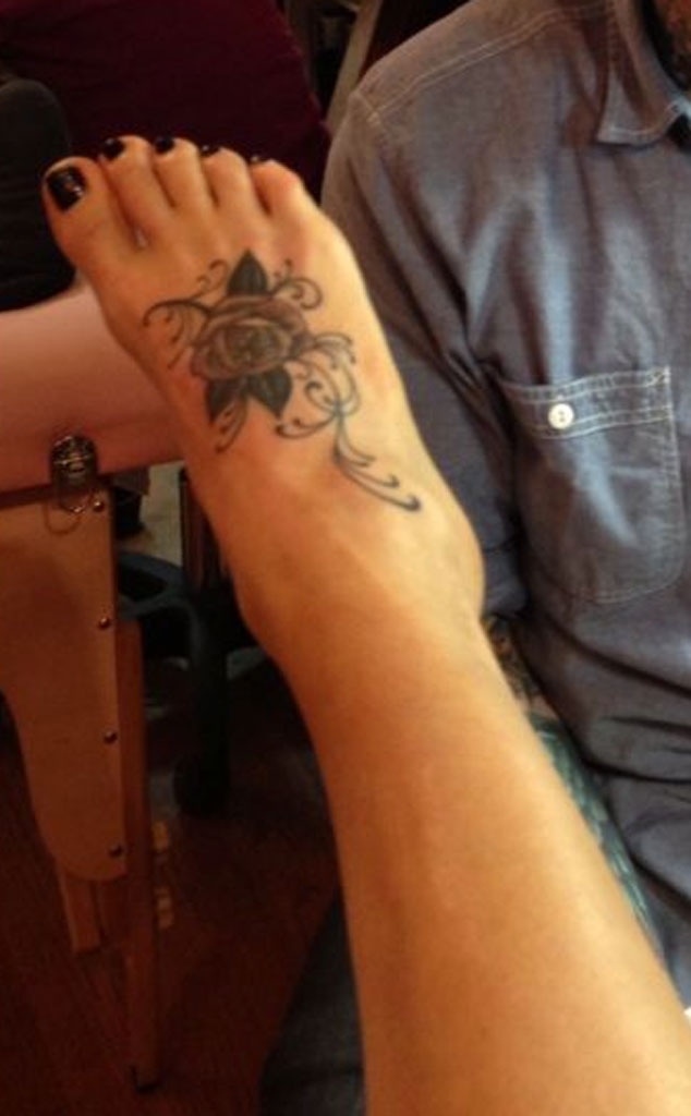 Jenny McCarthy Gets Tattoo on Foot During Super Bowl Blackout E! Online